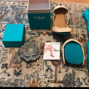 Almost new. Worn once, biscotti patent Tieks